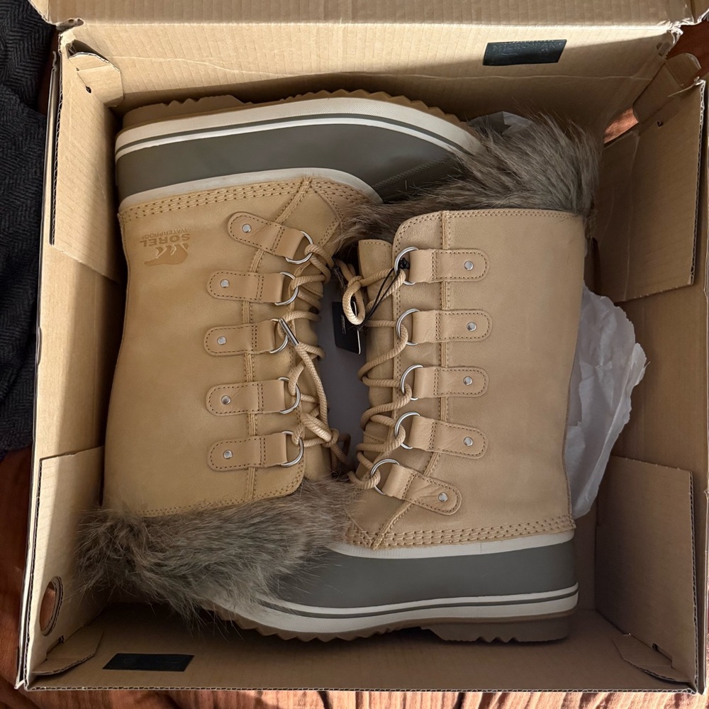 Sorel Joan of Arctic boots in ceramic/gum 2 ASO Meghan Markle - Picture 2 of 4